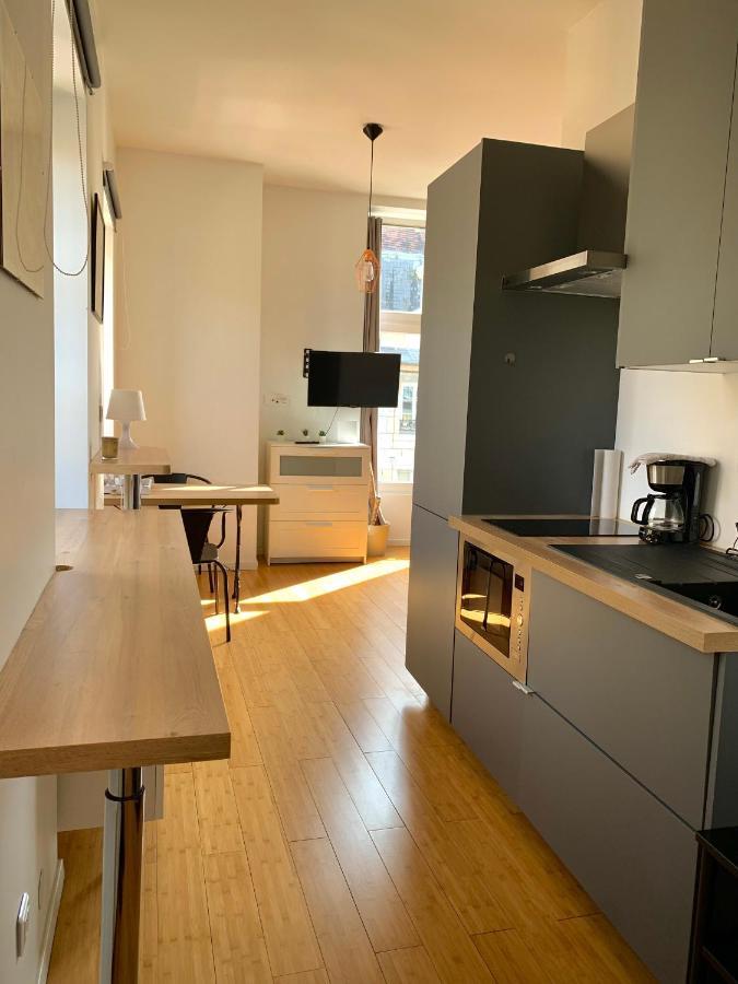 Les Fabuleux Appartements Du Coeur De Ville - Place Victor Hugo 브장송 외부 사진