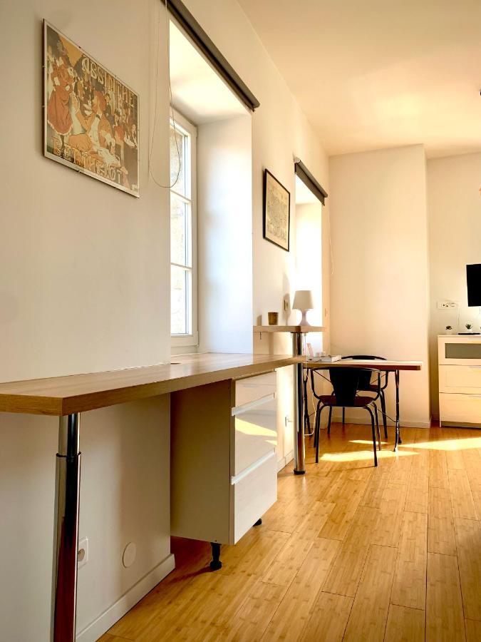 Les Fabuleux Appartements Du Coeur De Ville - Place Victor Hugo 브장송 외부 사진
