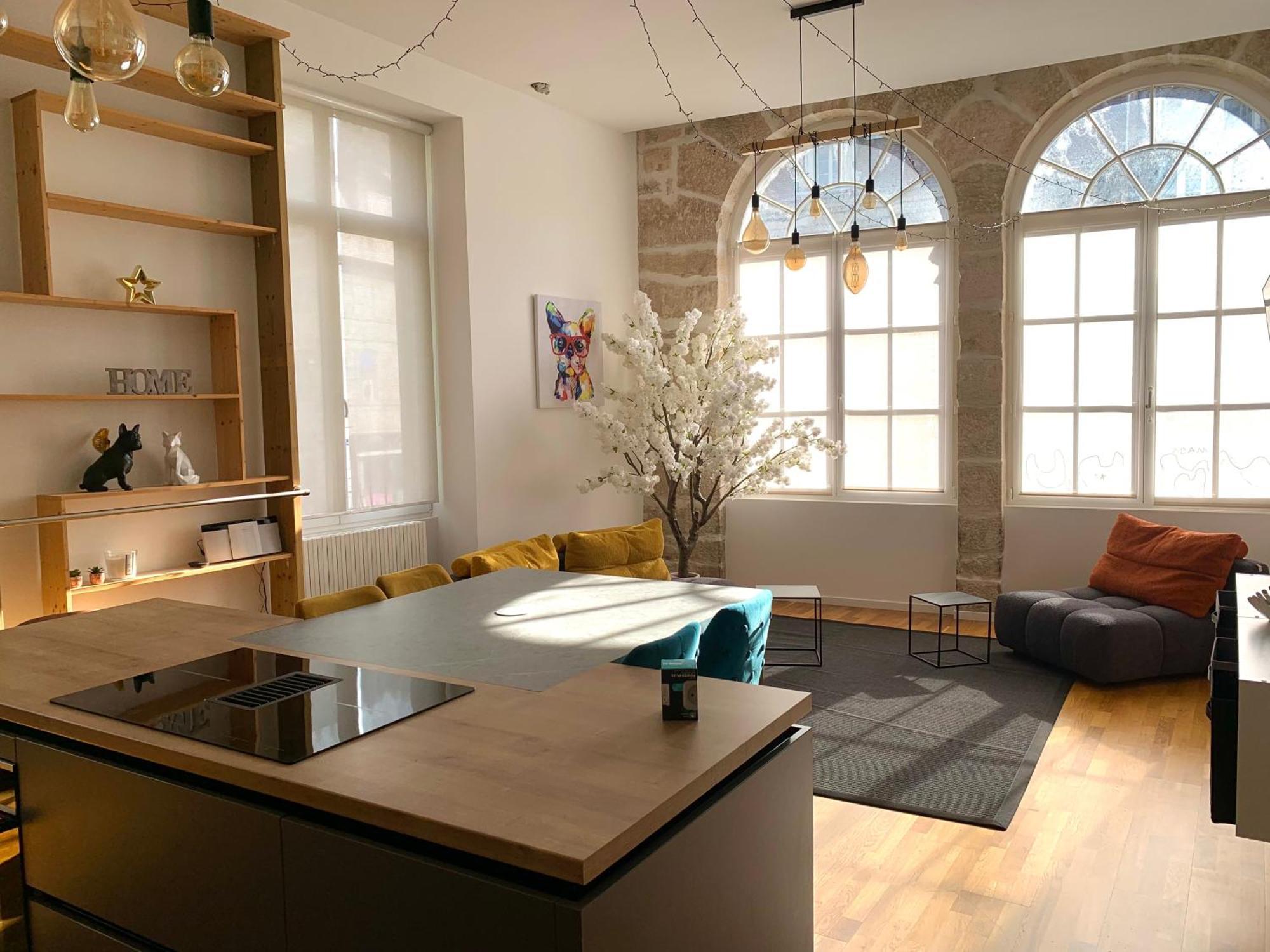 Les Fabuleux Appartements Du Coeur De Ville - Place Victor Hugo 브장송 외부 사진