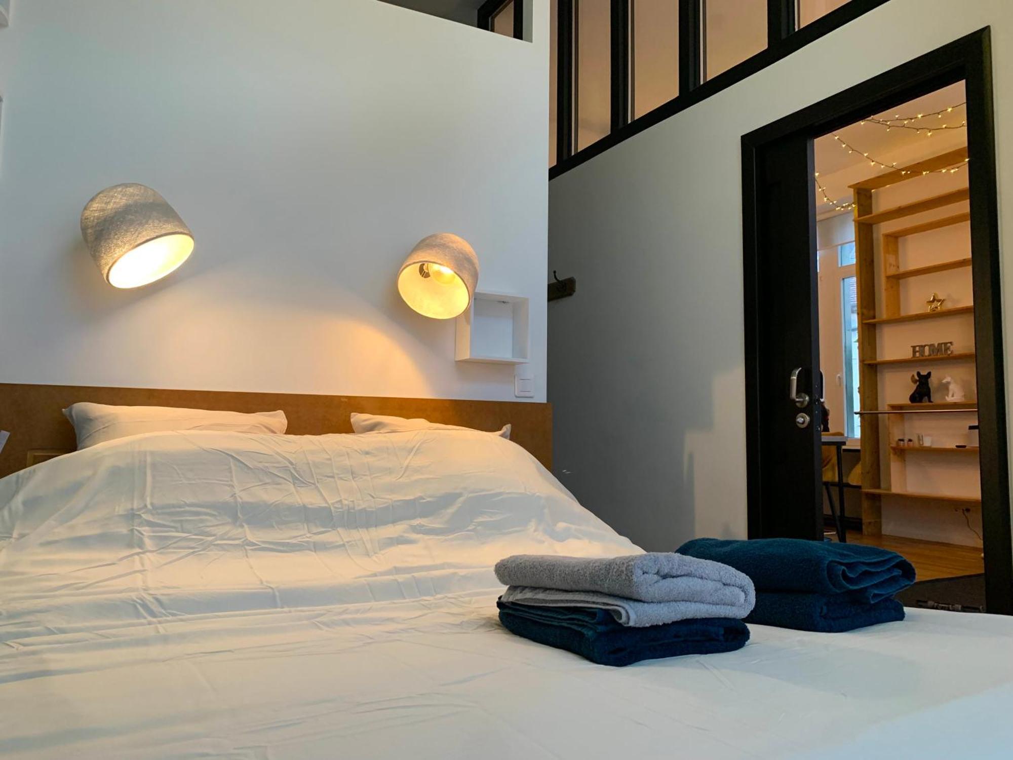 Les Fabuleux Appartements Du Coeur De Ville - Place Victor Hugo 브장송 외부 사진